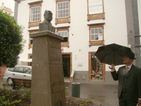 Junto al busto de Zerolo, en la Plaza de La Concepción. Miércoles 28 de noviembre de 2012
